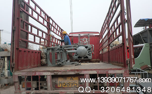 海綿鐵壓塊機發(fā)貨現場